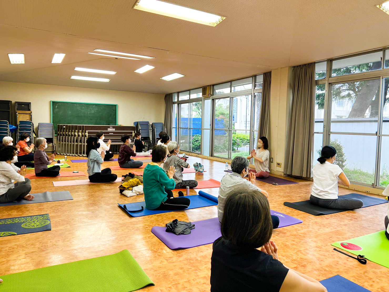 神代団地で、地域のみなさまとヨガを続けています